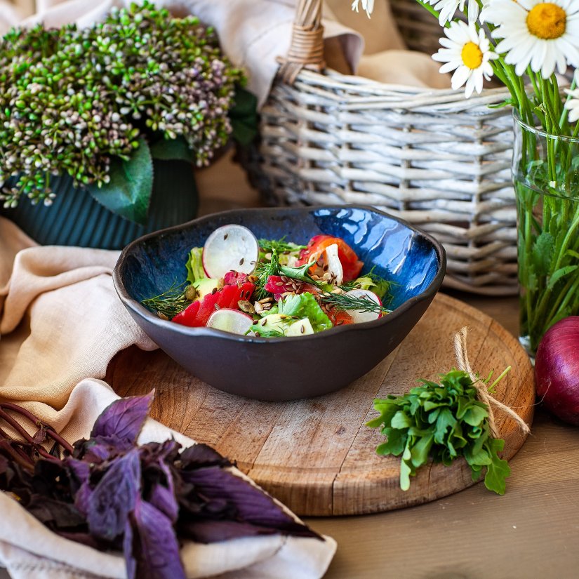 Салат с лососем, авокадо и томатами | Истринская Сыроварня ОЛЕГА СИРОТЫ