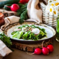 Салат с малосольным огурцом, редисом и страчателлой | Сыроварня Олега Сироты