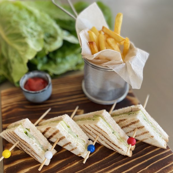 Клаб-сэндвич с курицей и картофелем фри | Истринская Сыроварня ОЛЕГА СИРОТЫ