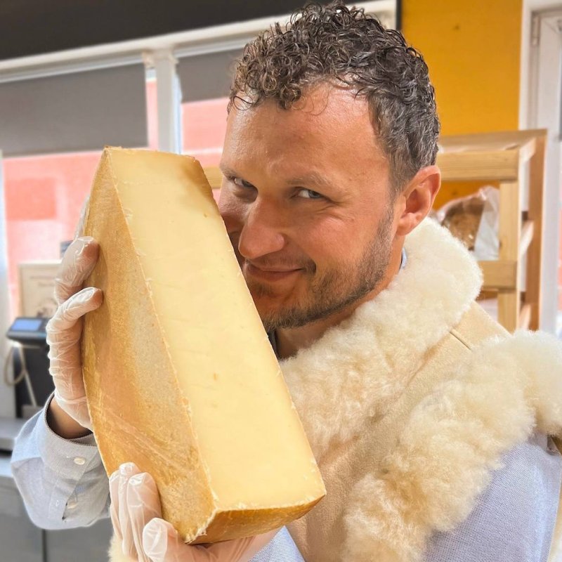 Мы дарим 100 грамм сыра или бутылку молока за каждую покупку сыра от 1000 рублей! | Сыроварня Олега Сироты